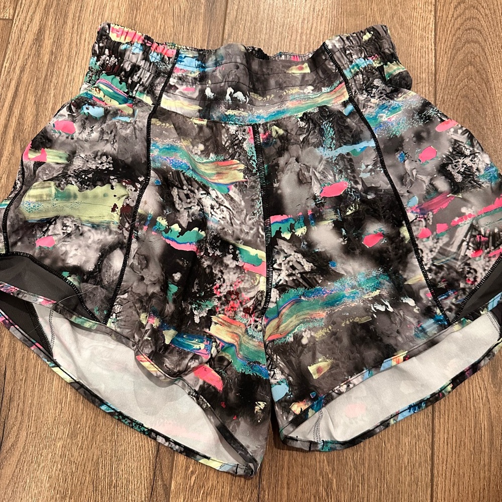 Lululemon HR hotty hot shirt 4 in inseam. Sz 4